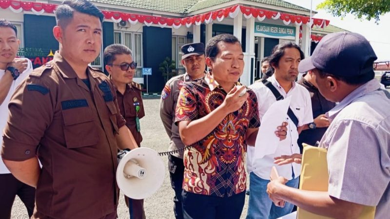 LSM Brajo Sakti Gelar Aksi Lanjutan Depan Kantor Kejari Sungai Penuh Sekaligus Penyerahan Surat Laporan