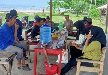 Aparatur Desa Legundi Bersama Pengelola Wisata Pantai Agro, Bersih-bersih Pantai