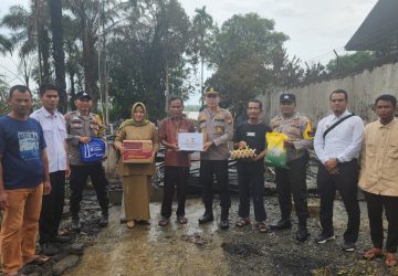 Peduli Korban Musibah Kebakaran Rumah, Polsek Kempas bersama Pemdes Pekan Tua Berikan Bantuan Sosial