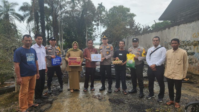Peduli Korban Musibah Kebakaran Rumah, Polsek Kempas bersama Pemdes Pekan Tua Berikan Bantuan Sosial