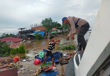 6 Bangunan Roboh di Tarik Tanah Longsor Tepian Sungai Indragiri Hilir