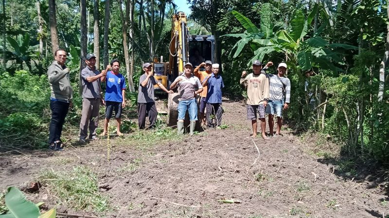 Realisasikan DD Tahap I, Pemdes Sukajaya Buka Badan Jalan Pertanian Sabah Jaoh