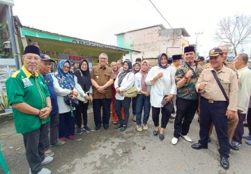 Pj Bupati Rizali Didampingi GRIB Jaya Muara Enim Serahkan Bantuan Korban Kebakaran Rumah Di Kelurahan Tungkal