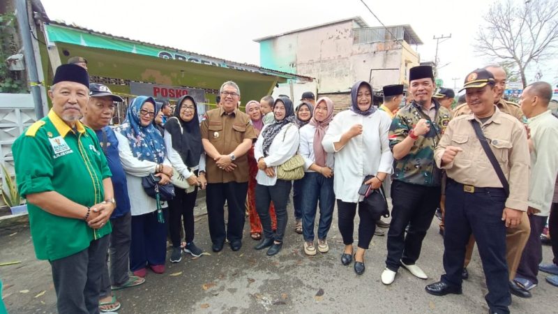 Pj Bupati Rizali Didampingi GRIB Jaya Muara Enim Serahkan Bantuan Korban Kebakaran Rumah Di Kelurahan Tungkal