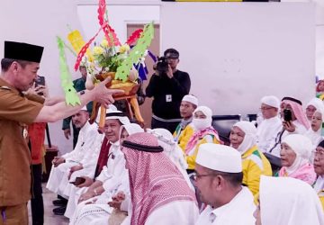 Bupati Afrizal Sintong, Sambut Kepulangan Jamaah Haji Kloter 14 Asal Rokan Hilir