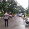 Gerak Cepat, Bhabinkamtibmas Polsek Sekupang Bersama Warga Evakuasi Pohon Tumbang.