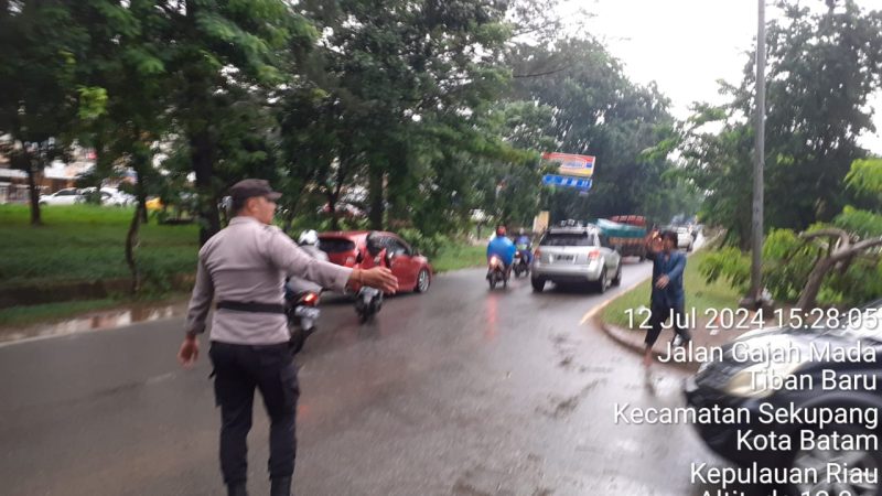 Gerak Cepat, Bhabinkamtibmas Polsek Sekupang Bersama Warga Evakuasi Pohon Tumbang.