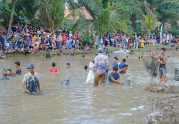 Keseruan Masyarakat Muba Nangkep Ikan Bareng di Embung Senja