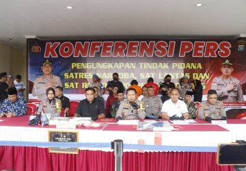 Kapolresta Barelang Gelar Konferensi Pers Ungkap Tersangka Peredaran Gelap Narkotika Jenis Sabu Seberat 4.054,3 Gram dan Ekstasi Sebanyak 900 Butir