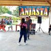 Hibur Pengunjung, Musisi Muda Idir Rawi Tampil di Pantai Agro Desa Legundi