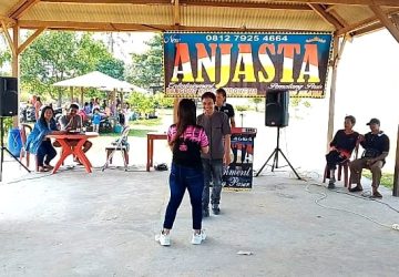 Hibur Pengunjung, Musisi Muda Idir Rawi Tampil di Pantai Agro Desa Legundi