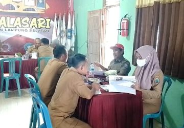 Tim Kecamatan Sragi Gelar Monev DD dan ADD Tahap I TA 2024 di Desa Mandalasari