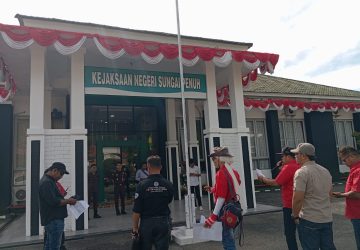 Forum Gabungan Tiga LSM Geruduk Kejari Sungai Penuh Terkait Kasus Korupsi Tunjangan Rumdis DPRD Kerinci