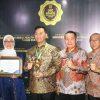 Pj Bupati Terima Piala UHC Tingkat Utama Kepersertaan JKN-KIS Capai 101,87 Persen