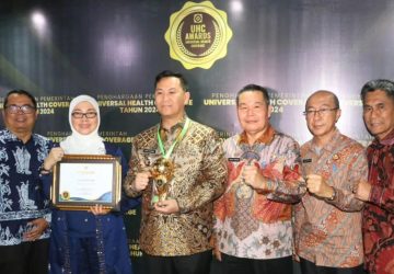 Pj Bupati Terima Piala UHC Tingkat Utama Kepersertaan JKN-KIS Capai 101,87 Persen