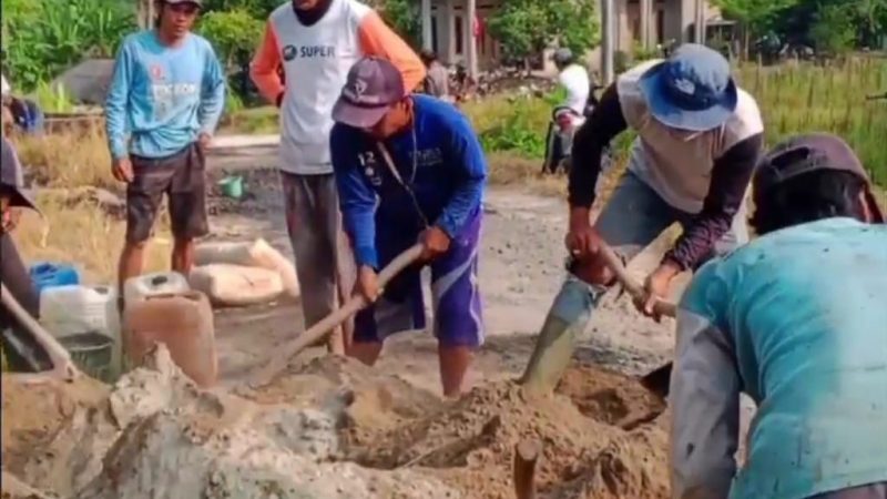 20 Tahun Tidak Diperhatikan Pemkab Lamsel, Pemdes Legundi Bersama Masyarakat Gotong-royong Perbaiki Jalan Rusak