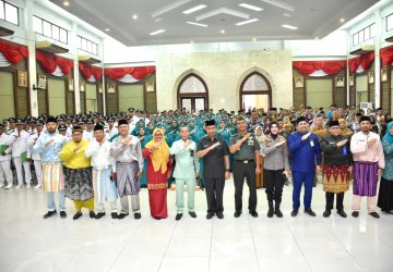 Pj. Sekda Kampar Serahkan SK Perpanjangan Masa Jabatan 52 Kepala Desa Periode 2025-2027 dan 2026-2028
