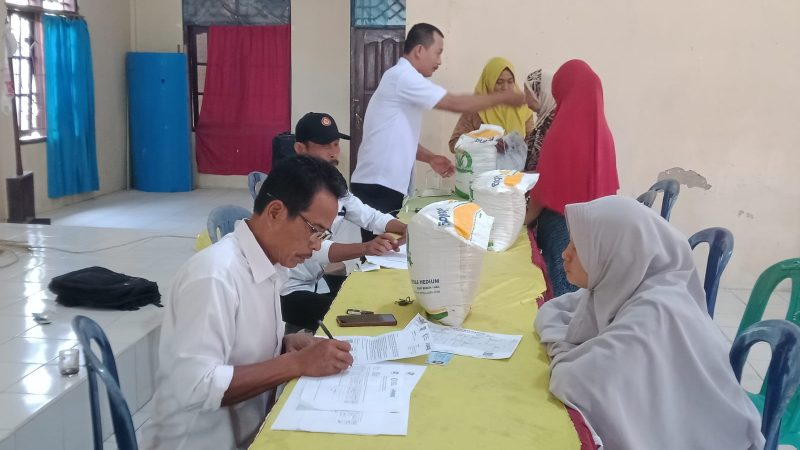 Pemerintah Desa Karang Sari Salurkan Bantuan Pangan CBP Alokasi Agustus 2024 ke 556 KPM