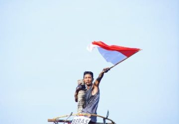 Lomba Panjat Pinang Tambah Semarak HUT RI ke-79 di Muba