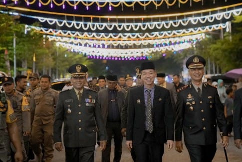Bupati Rohil Afrizal Sintong Lepas Peserta Pawai Obor Malam Taptu