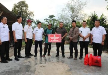 Gercep, Nanang Ermanto Langsung Beri Bantuan Korban Rumah Roboh di Kalianda