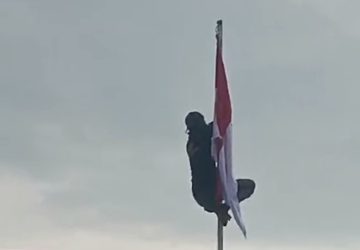 Mental Pejuang: Pemuda Desa Pekan Tua Inhil Panjat Tiang Bendera Saat Upacara Penurunan Bendera di Hari Kemerdekaan