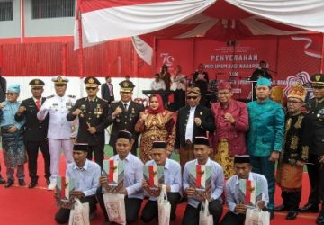 Bupati Bengkalis Secara Simbolis Serahkan Surat Remisi Kepada 997 Napi 8 Orang Bebas