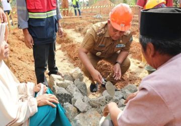 Bupati Lamsel Lakukan Peletakan Batu Pertama, SMP Negeri 4 Katibung Bakal Miliki Gedung Baru