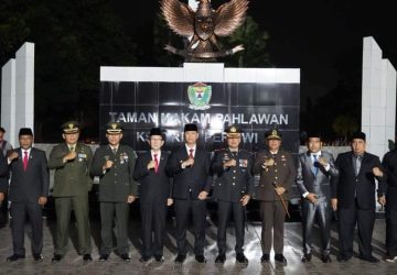 Pj Bupati Henky Putrawan, Laksanakan Apel Kehormatan dan Renungan Suci di Taman Makam Pahlawan Ksatria Pertiwi