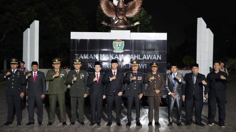 Pj Bupati Henky Putrawan, Laksanakan Apel Kehormatan dan Renungan Suci di Taman Makam Pahlawan Ksatria Pertiwi