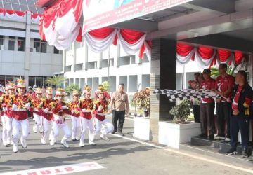 Sambut Hut Ke-79 RI, Pj Bupati Buka Gerak Jalan Indah dan Bagikan Bendera Merah Putih