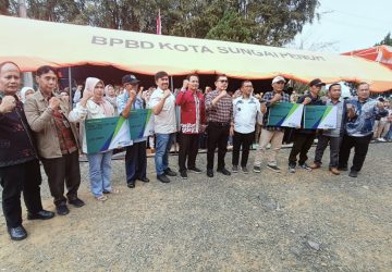 Walikota Sungai Penuh Serahkan Kartu BPJS Bagi Pekerja Lapangan di Dinas Perkim
