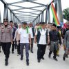 Pj Bupati Kampar Bersama Sekda Provinsi Riau Resmikan Jembatan Penghubung Antara Desa Muara Jalai dan Desa Limau Manis