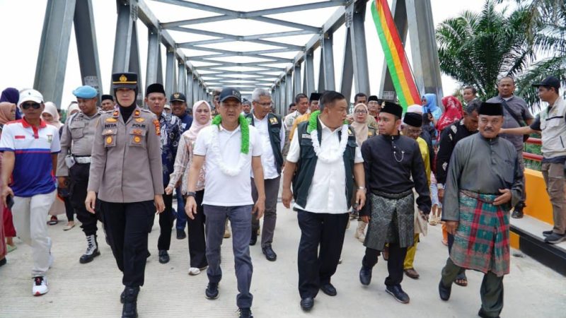 Pj Bupati Kampar Bersama Sekda Provinsi Riau Resmikan Jembatan Penghubung Antara Desa Muara Jalai dan Desa Limau Manis