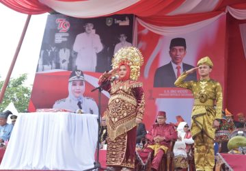 Bupati Bengkalis Kasmarni Bertindak Sebagai Irup Peringatan Proklamasi HUT RI ke-79, Menggunakan Berbusana Adat Minang Kabau