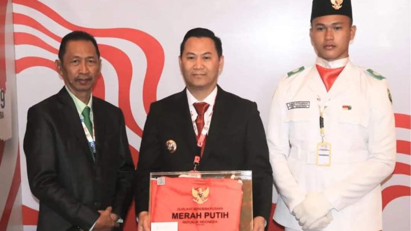 Pj Bupati Terima Duplikat Bendera Pusaka, Siap Dikibarkan di Bumi Serasan Sekundang