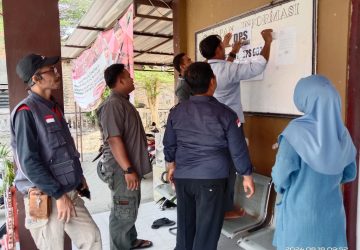 PPS Desa Gandri Lakukan Pemasangan DPS Pilkada 2024 di Papan Informasi Kantor Desa