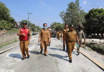 Pastikan Sesuai Spektek, Nanang Tinjau Perbaikan Jalan Tegineneng – Rulung Raya Natar