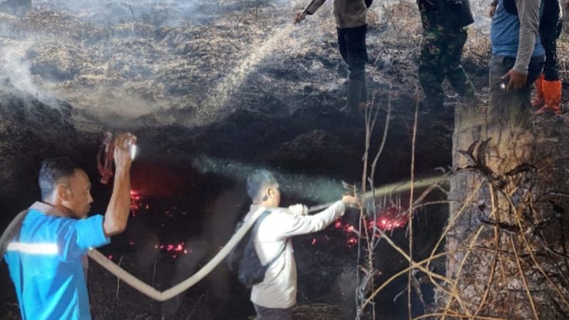 Tak Kenal Lelah, Kapolsek Kempas Bersama Tim Karhutla Lakukan Pemadaman dan Pendinginan