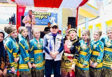 Wako Ahmadi Menyerahkan Surat Hibah Pinjam Pakai Aset Pemkot ke SMPN 2 Sungai Penuh