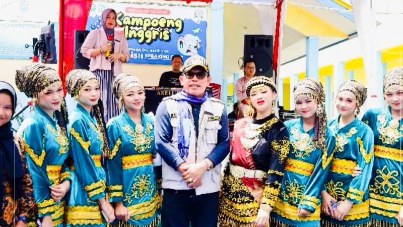 Wako Ahmadi Menyerahkan Surat Hibah Pinjam Pakai Aset Pemkot ke SMPN 2 Sungai Penuh