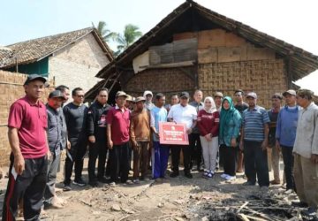 Bupati Nanang Ermanto Serahkan Bantuan Bedah Rumah di Kecamatan Bakauheni dan Rajabasa