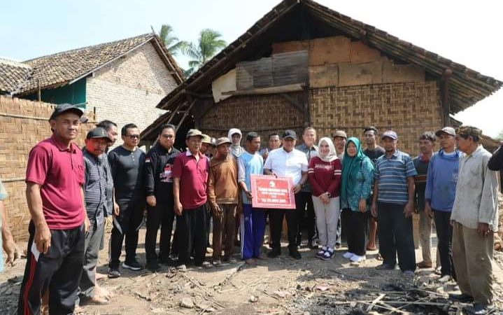 Bupati Nanang Ermanto Serahkan Bantuan Bedah Rumah di Kecamatan Bakauheni dan Rajabasa
