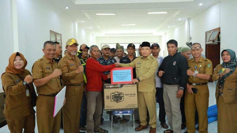 Dukung Program Ketahanan Pangan Nasiona Husni Merza Serahkan 75 Unit Pompa Air ke Petani