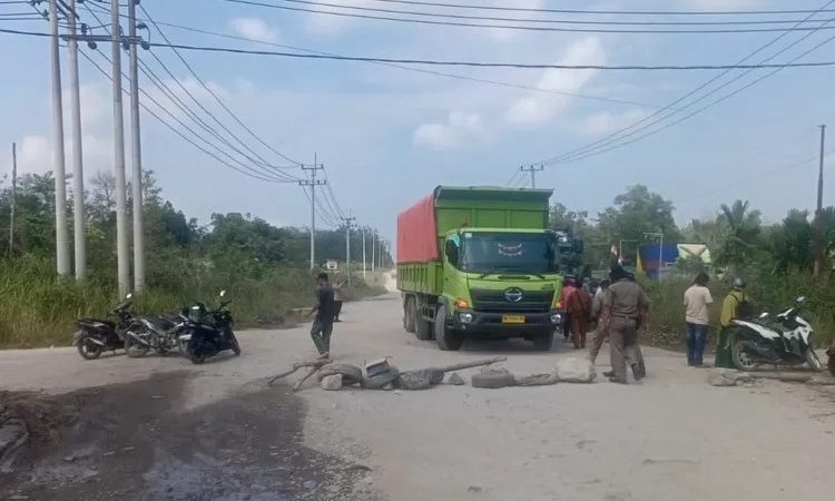 Aksi Stop Angkutan Truk Batubara di Inhu, Terjadi Lagi
