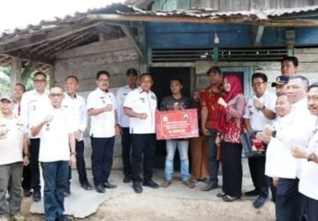 Dua Warga Desa Puji Rahayu Merbau Mataram Dapat Bantuan Bedah Rumah dari Bupati Lampung Selatan