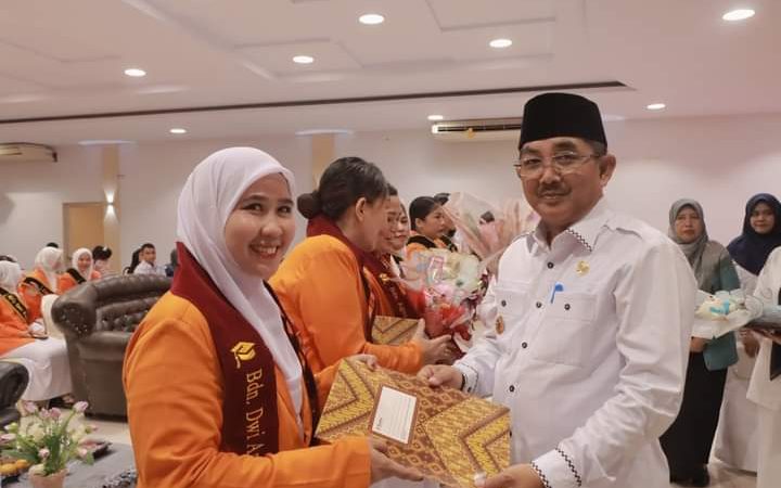 Bupati Tanjab Barat Hadiri Yudisium Mahasiswa Kelas RPL Poltekkes Kemenkes Jambi