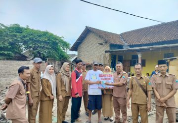 Kades Hamsin Salurkan Bantuan Program Geserbu Desa Untuk Bedah Rumah Warganya