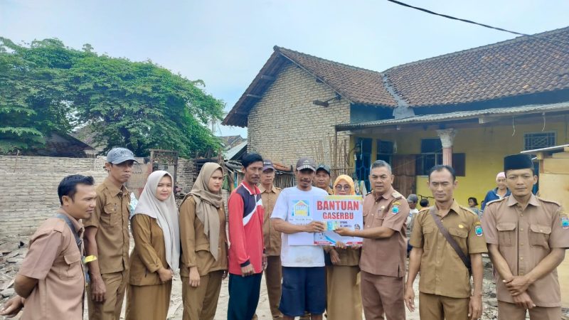 Kades Hamsin Salurkan Bantuan Program Geserbu Desa Untuk Bedah Rumah Warganya
