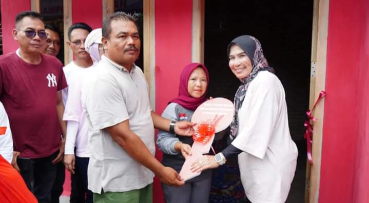 Serahkan Hasil Bedah Rumah Milik Warga Kec.Rajabasa, Bunda Winarni: Jaga dan Rawat dengan Baik
